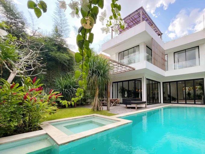 big swimming pool and garden villa in Pererenan Bali