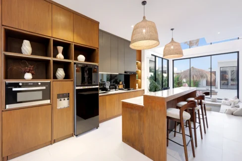 Luxury 3 bedrooms Ocenafront Pererenan11