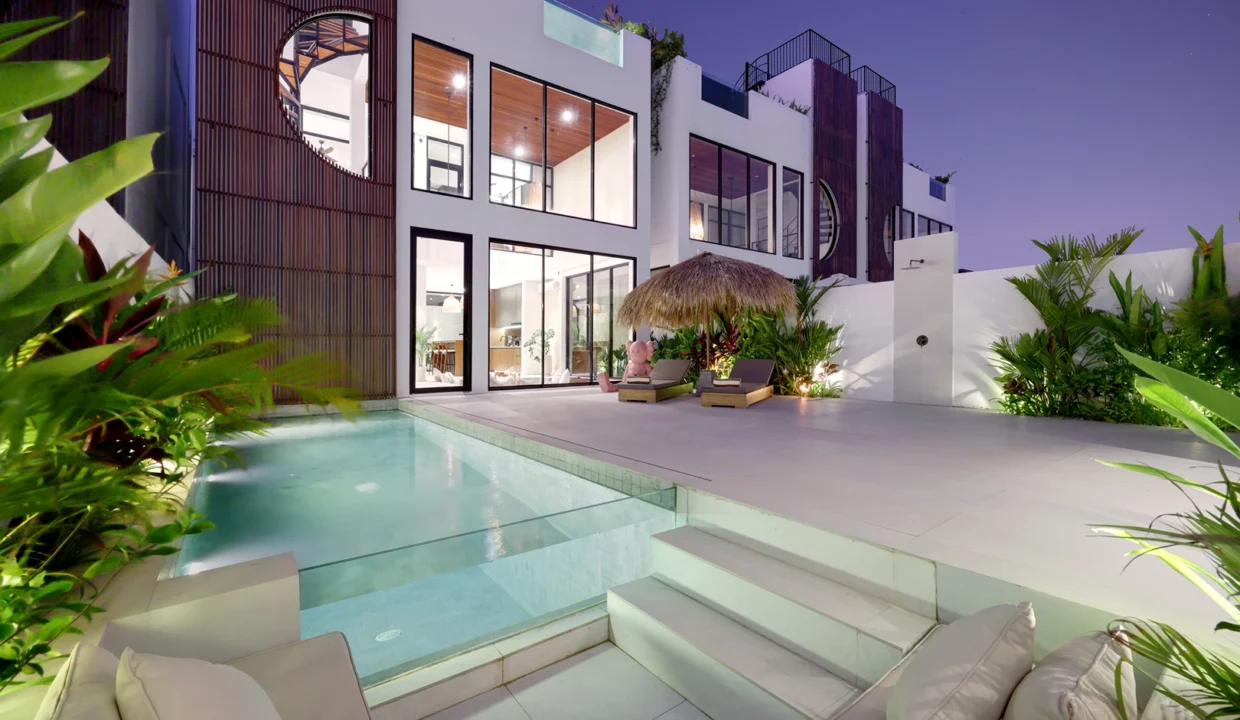 Luxury 3 bedrooms Ocenafront Pererenan3