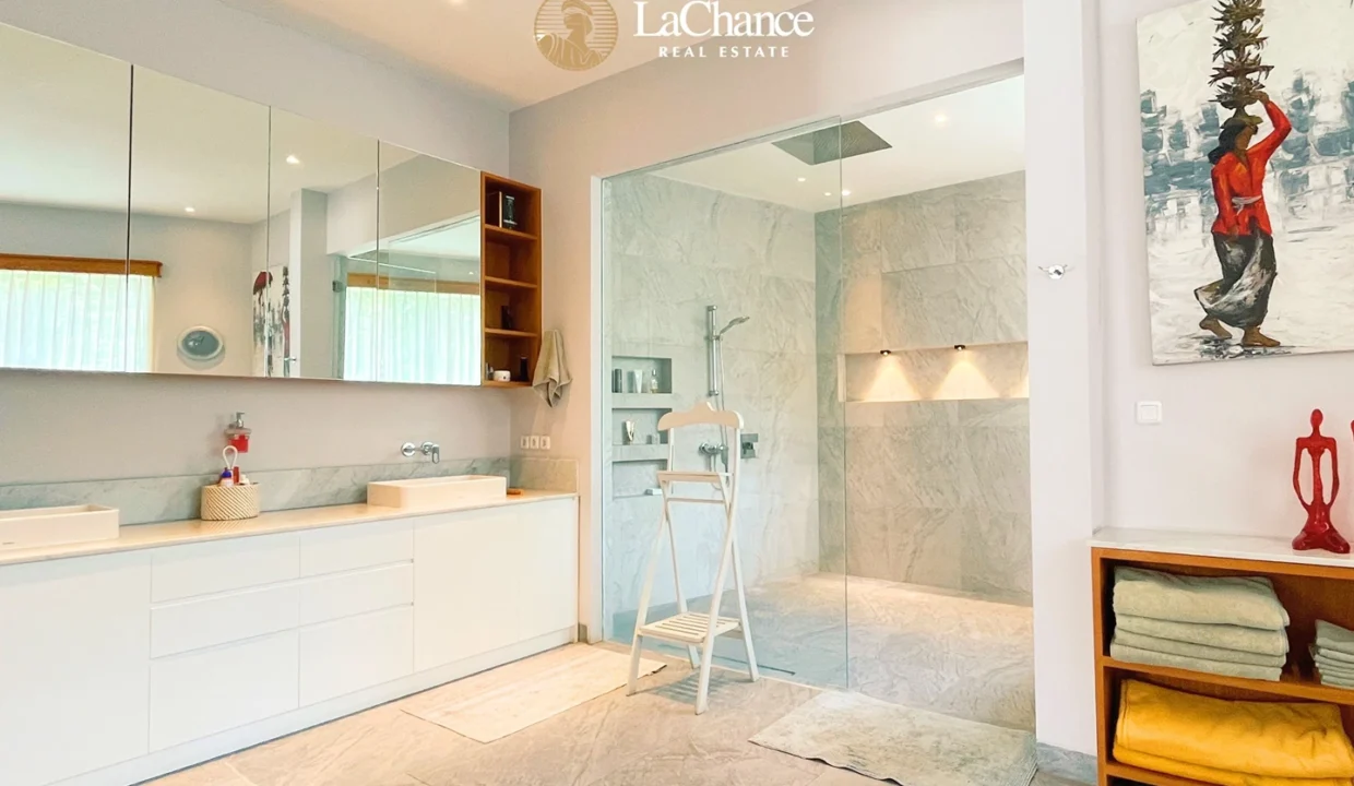 4 bedrooms villa in Umalas17