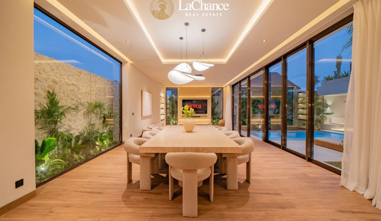 Luxury 4-Bedroom Villa in Seseh10