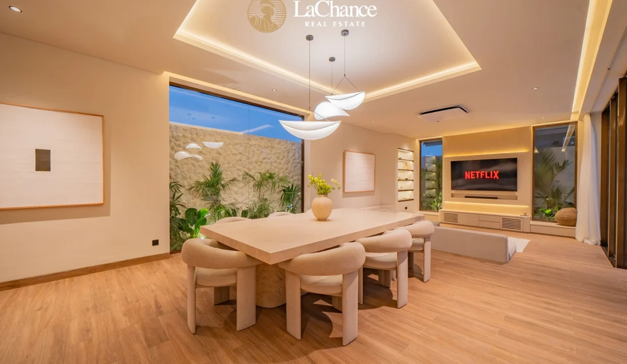 Luxury 4-Bedroom Villa in Seseh12
