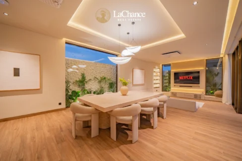 Luxury 4-Bedroom Villa in Seseh12