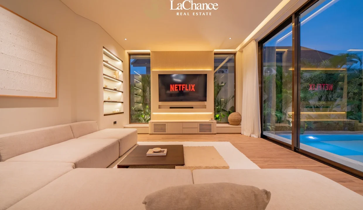 Luxury 4-Bedroom Villa in Seseh16