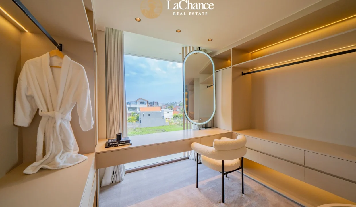 Luxury 4-Bedroom Villa in Seseh17