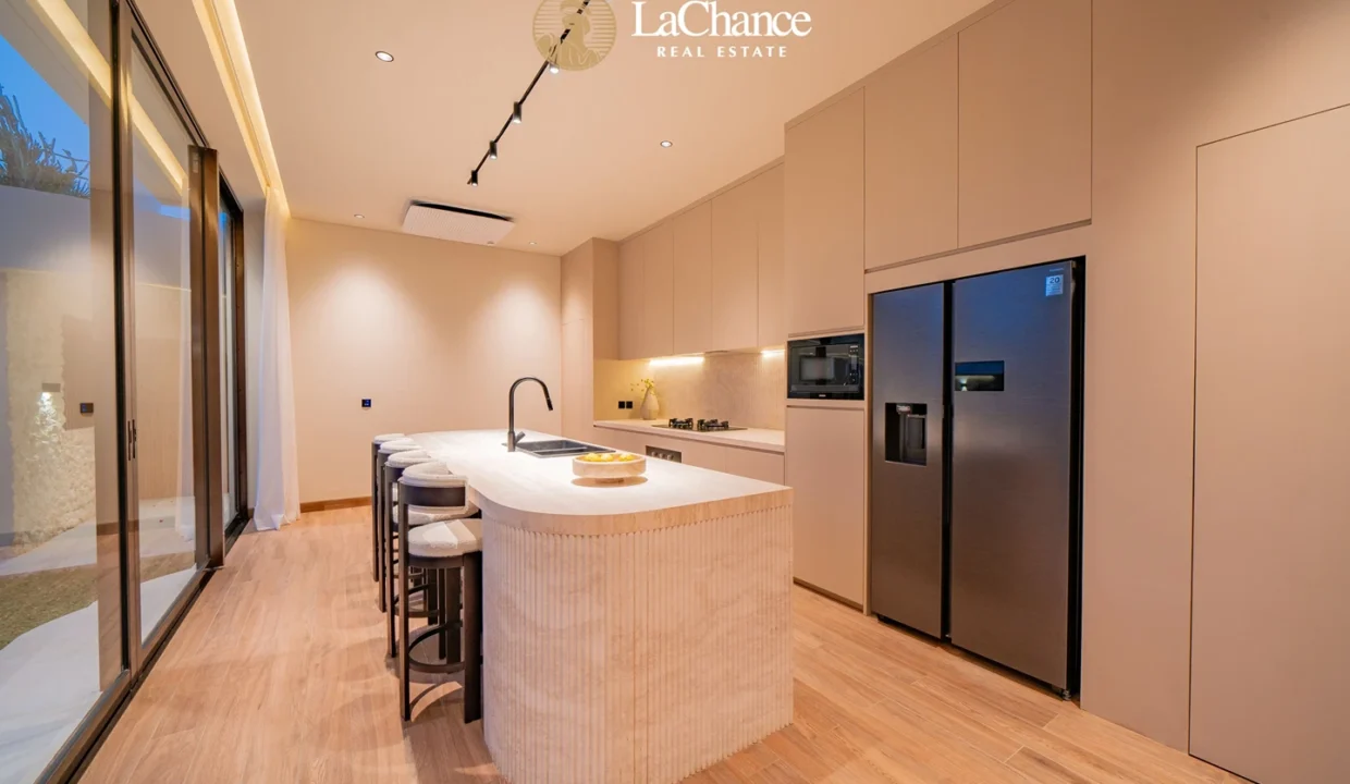 Luxury 4-Bedroom Villa in Seseh23