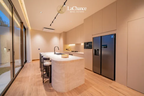 Luxury 4-Bedroom Villa in Seseh23