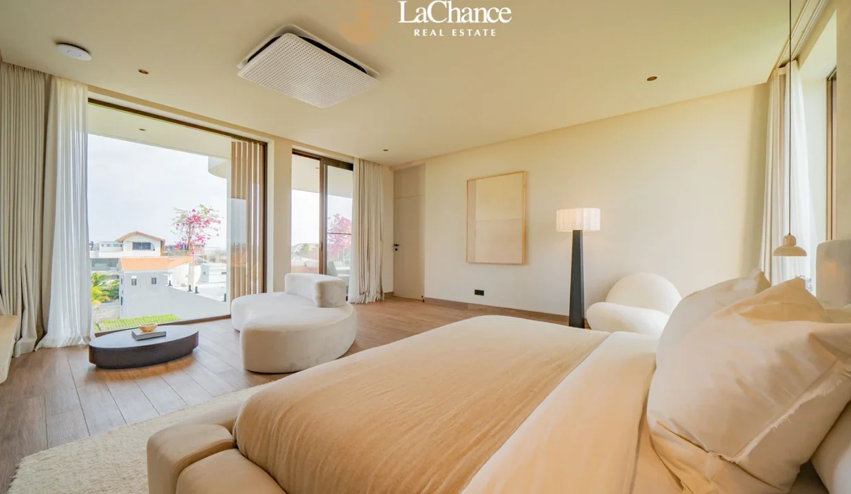 Luxury 4-Bedroom Villa in Seseh24