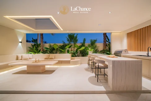 Luxury 4-Bedroom Villa in Seseh28