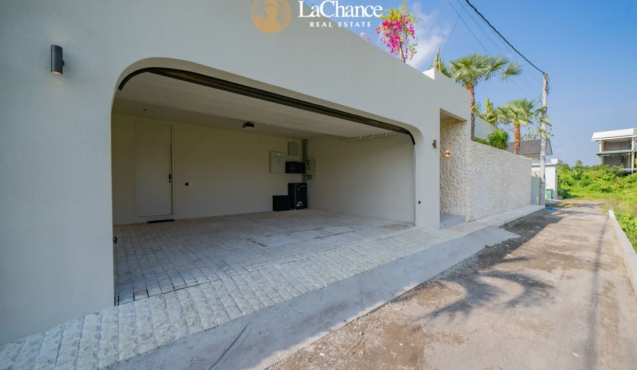 Luxury 4-Bedroom Villa in Seseh3