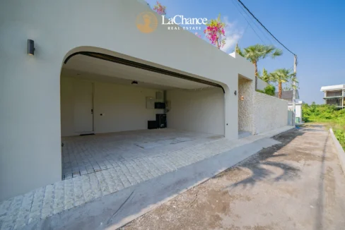Luxury 4-Bedroom Villa in Seseh3