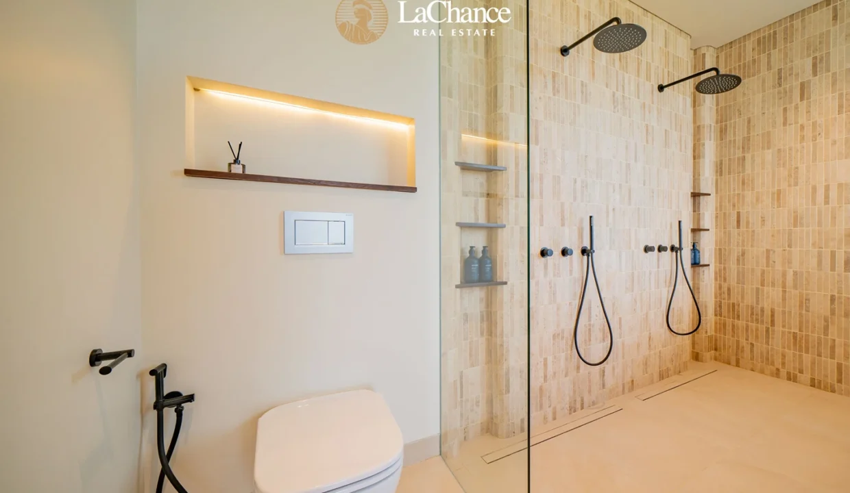 Luxury 4-Bedroom Villa in Seseh32