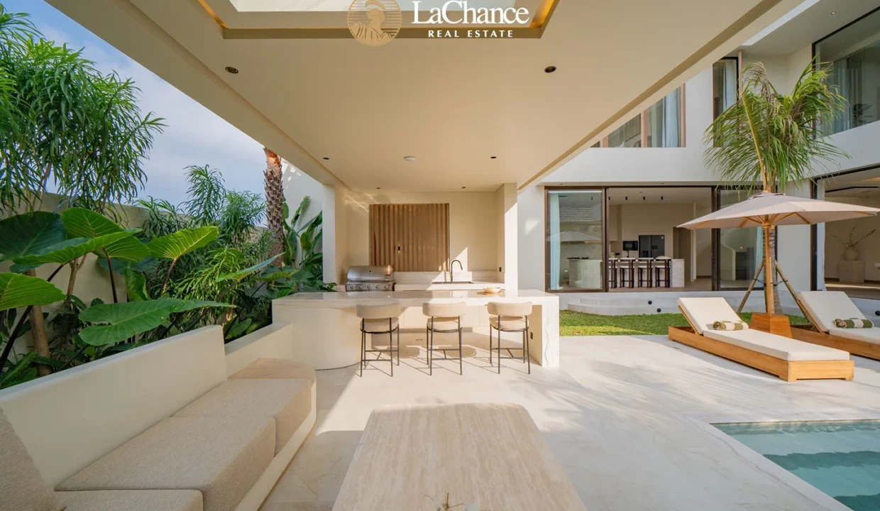 Luxury 4-Bedroom Villa in Seseh5
