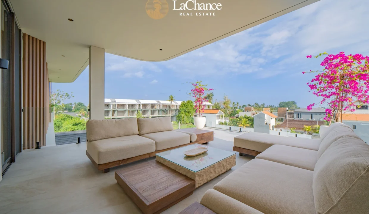 Luxury 4-Bedroom Villa in Seseh6