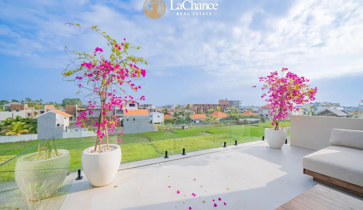 Luxury 4-Bedroom Villa in Seseh7