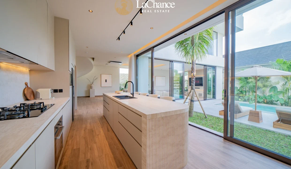 Luxury 4-Bedroom Villa in Seseh8