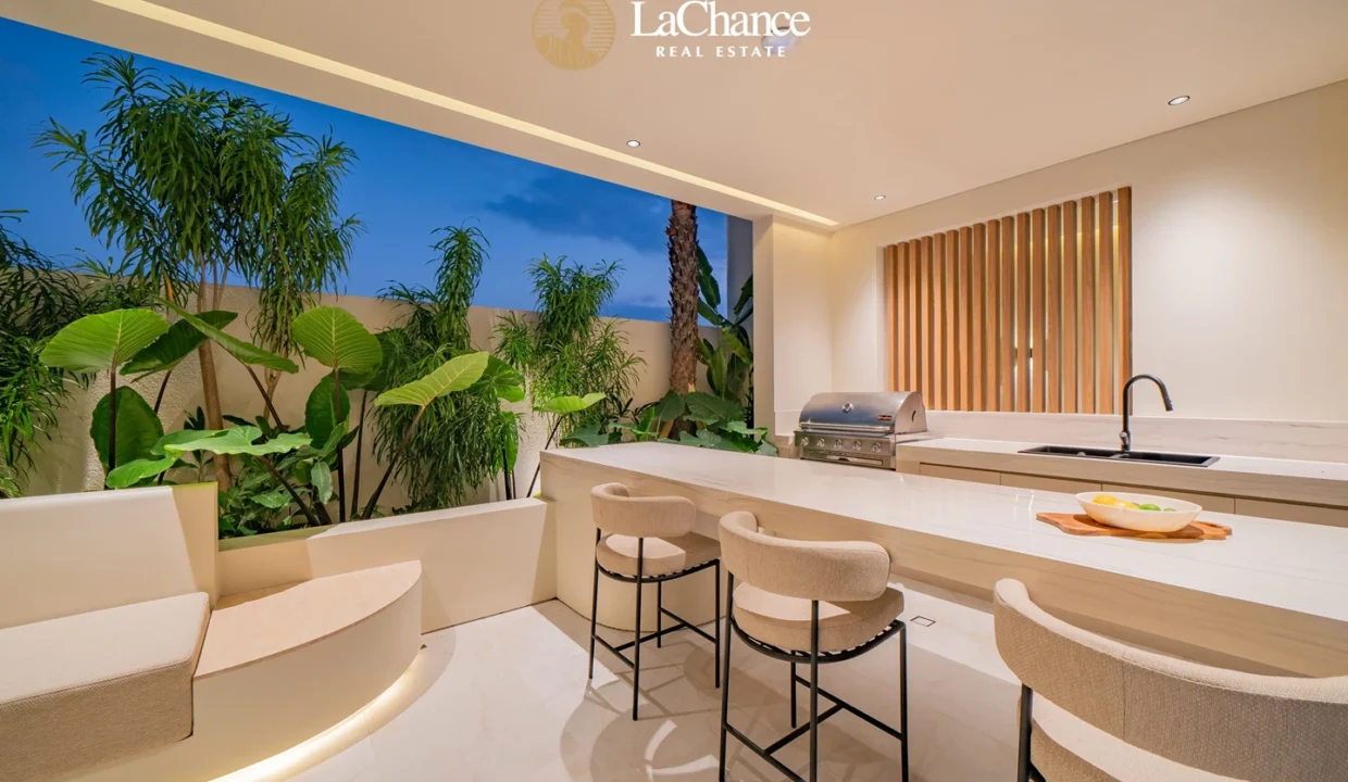 Luxury 4-Bedroom Villa in Seseh9