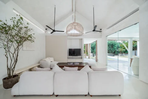 4 bedroom villa in central Pererenan Bali13