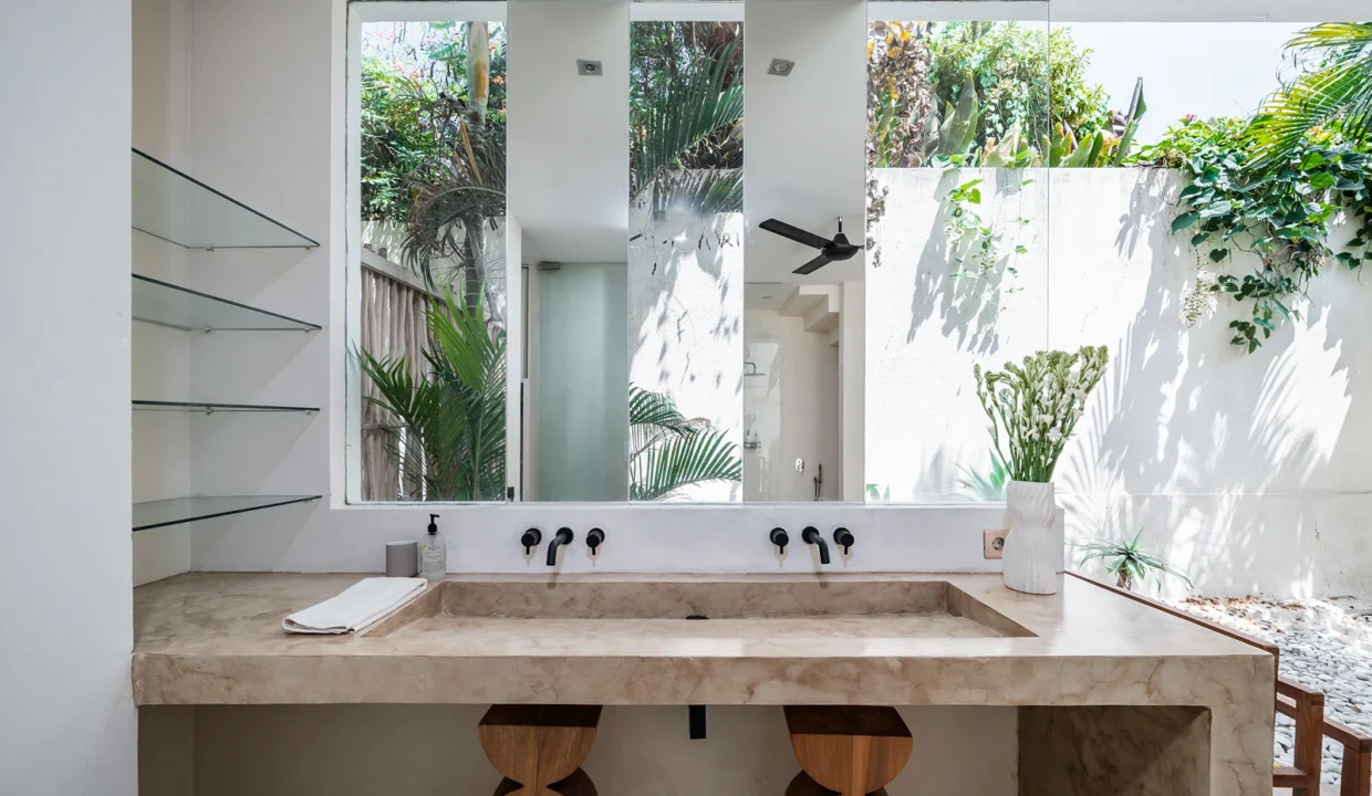 4 bedroom villa in central Pererenan Bali3