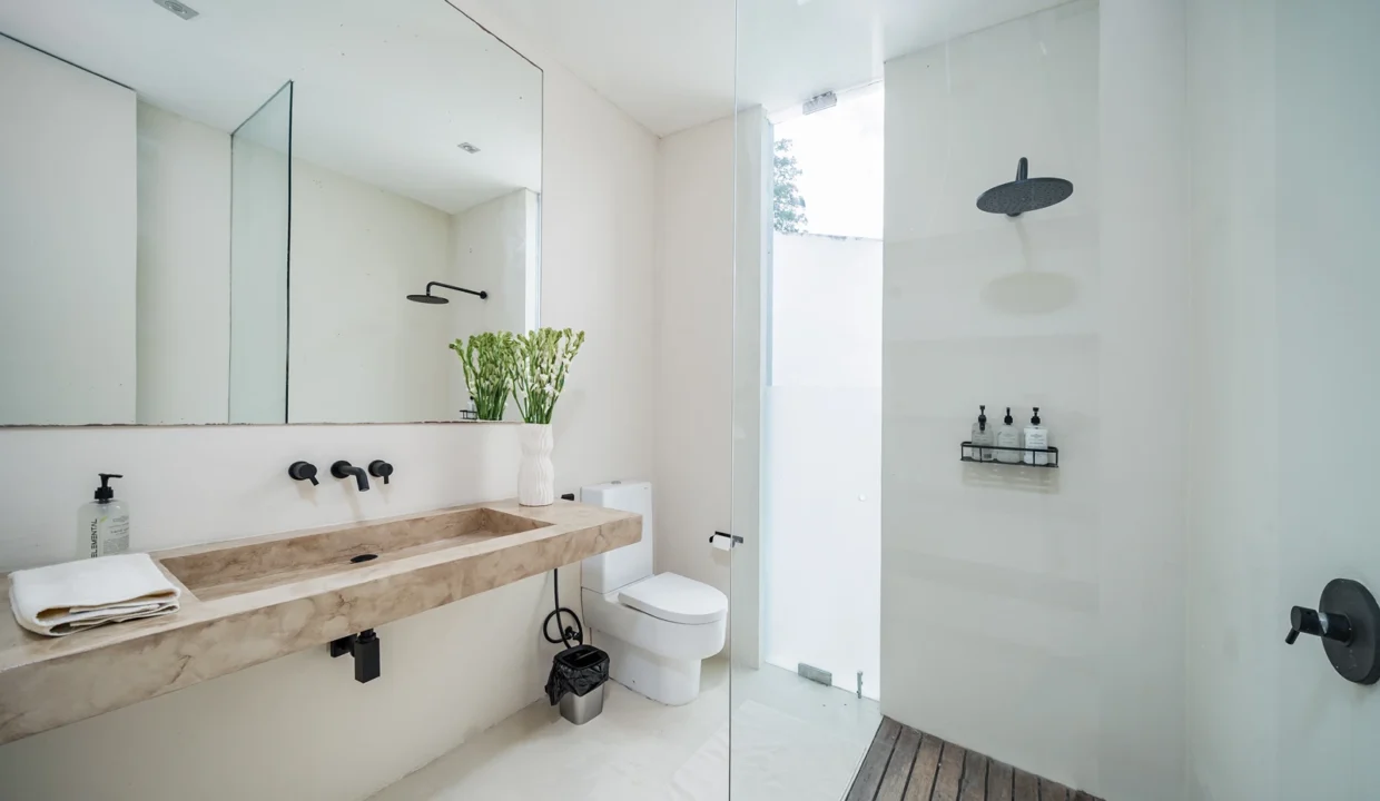 4 bedroom villa in central Pererenan Bali30