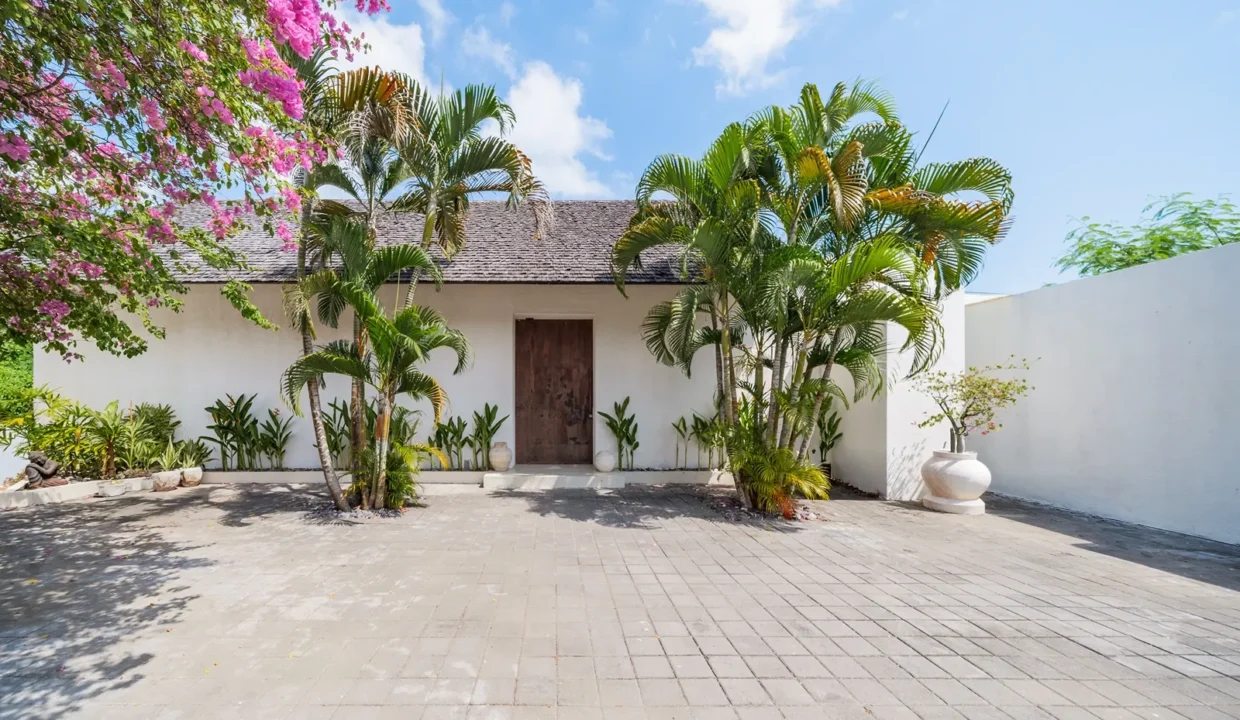 4 bedroom villa in central Pererenan Bali5