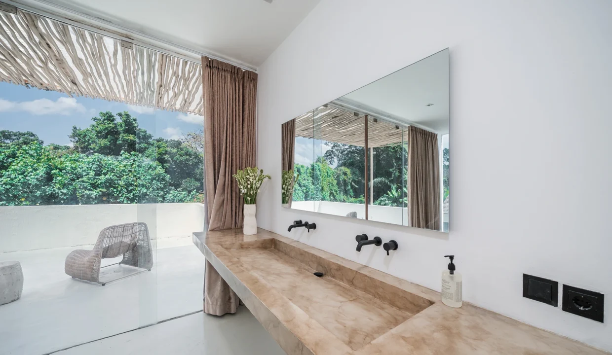 4 bedroom villa in central Pererenan Bali7