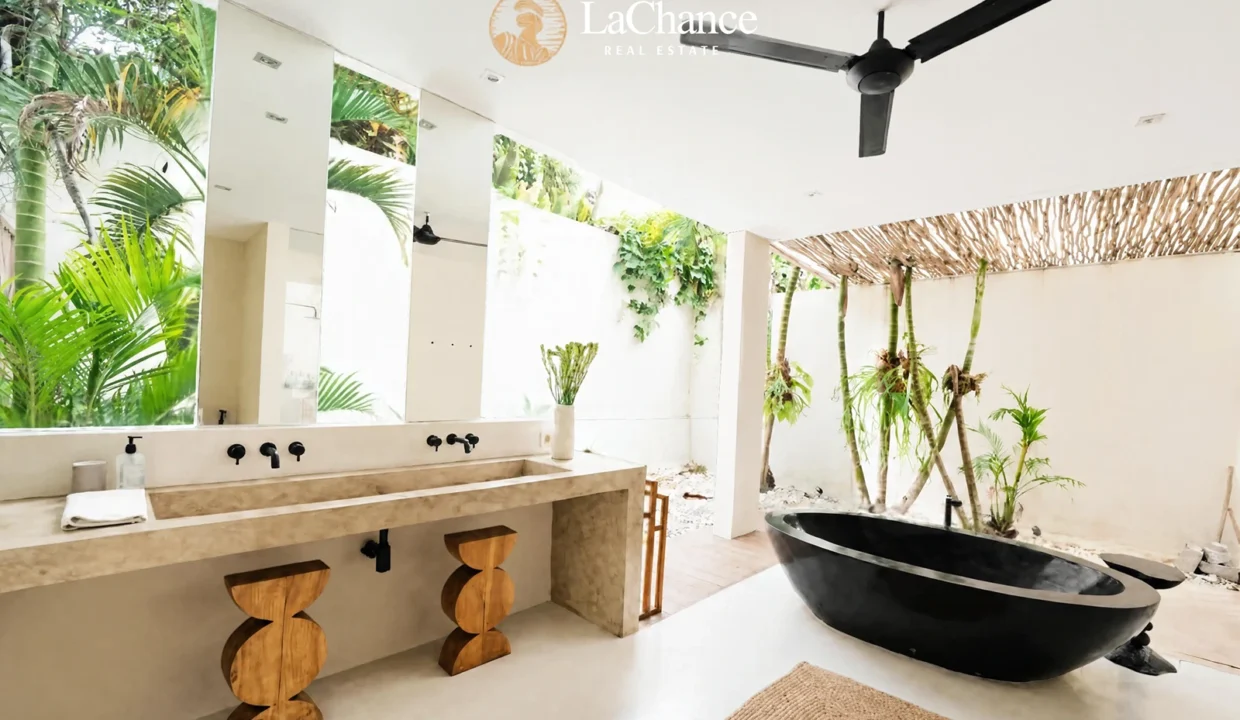 4 bedroom villa in central Pererenan Bali8