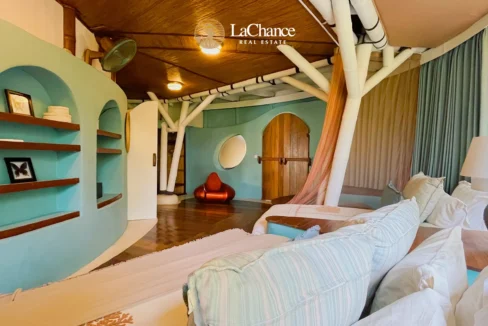 Beachfront 4 bedroom villa in Seseh1