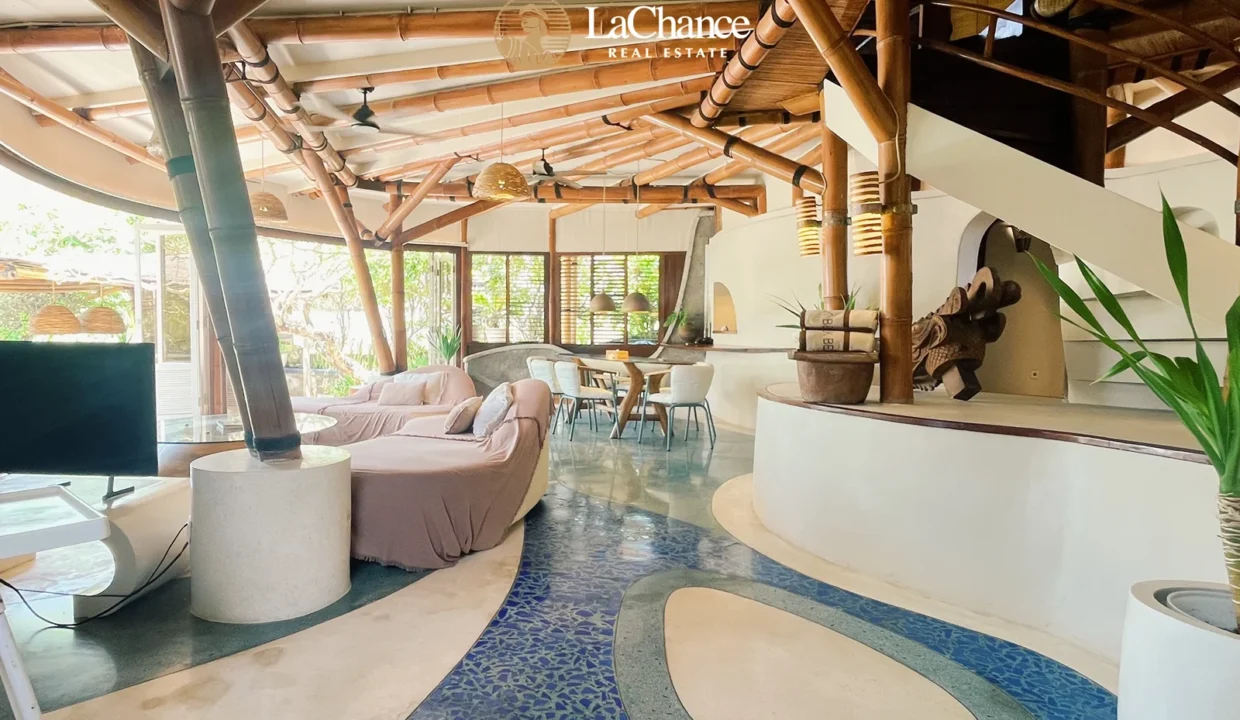 Beachfront 4 bedroom villa in Seseh10