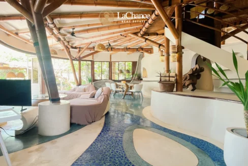 Beachfront 4 bedroom villa in Seseh10