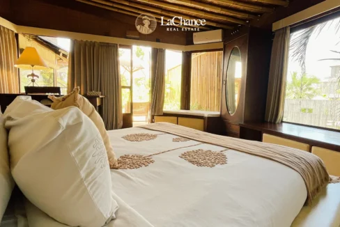 Beachfront 4 bedroom villa in Seseh11