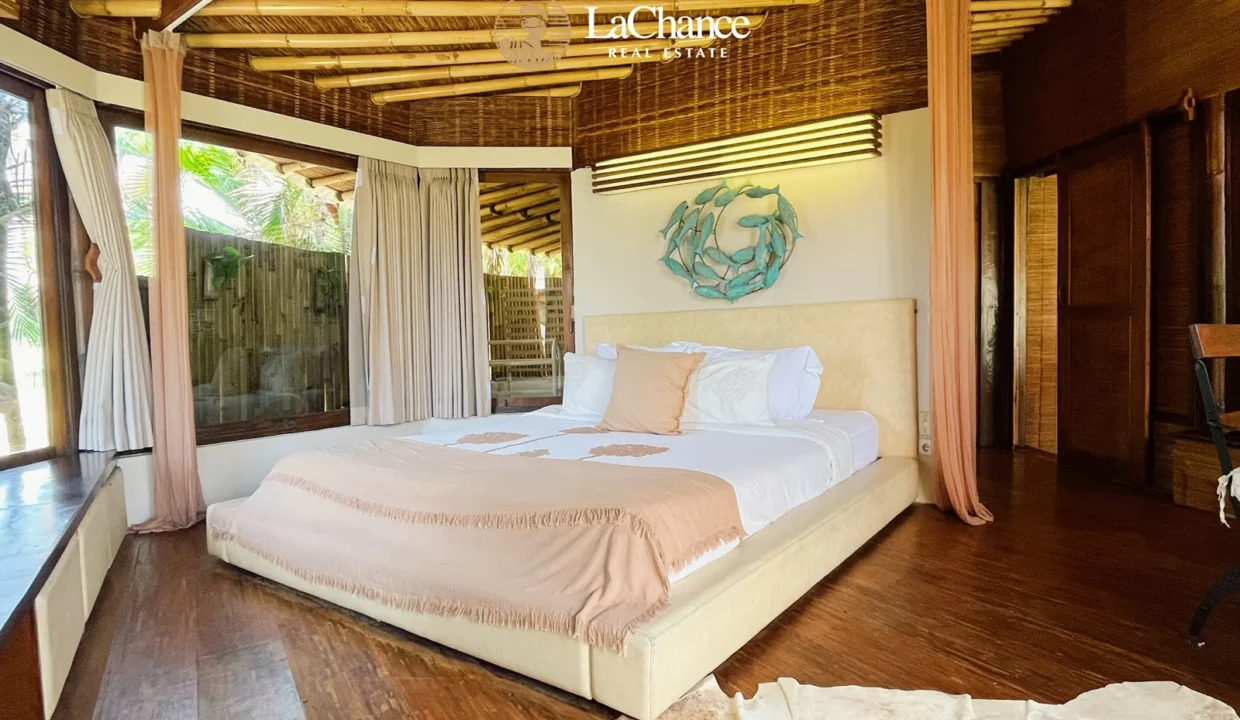 Beachfront 4 bedroom villa in Seseh12