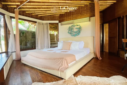 Beachfront 4 bedroom villa in Seseh12