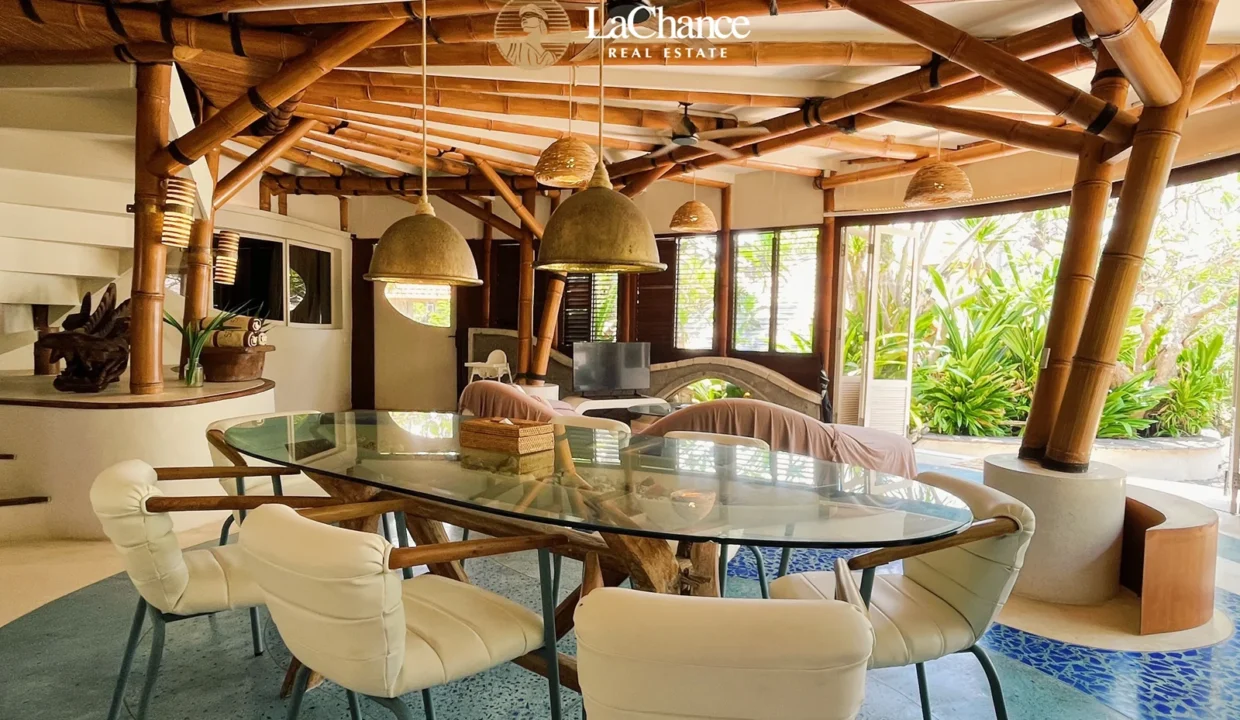 Beachfront 4 bedroom villa in Seseh18