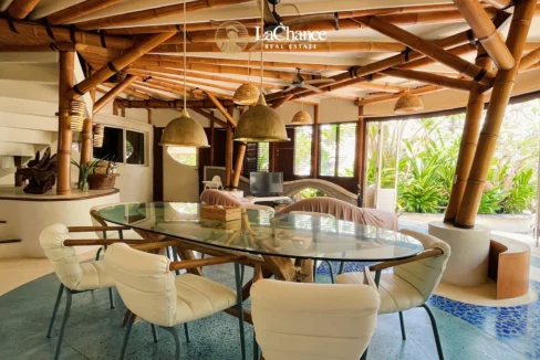 Beachfront 4 bedroom villa in Seseh18