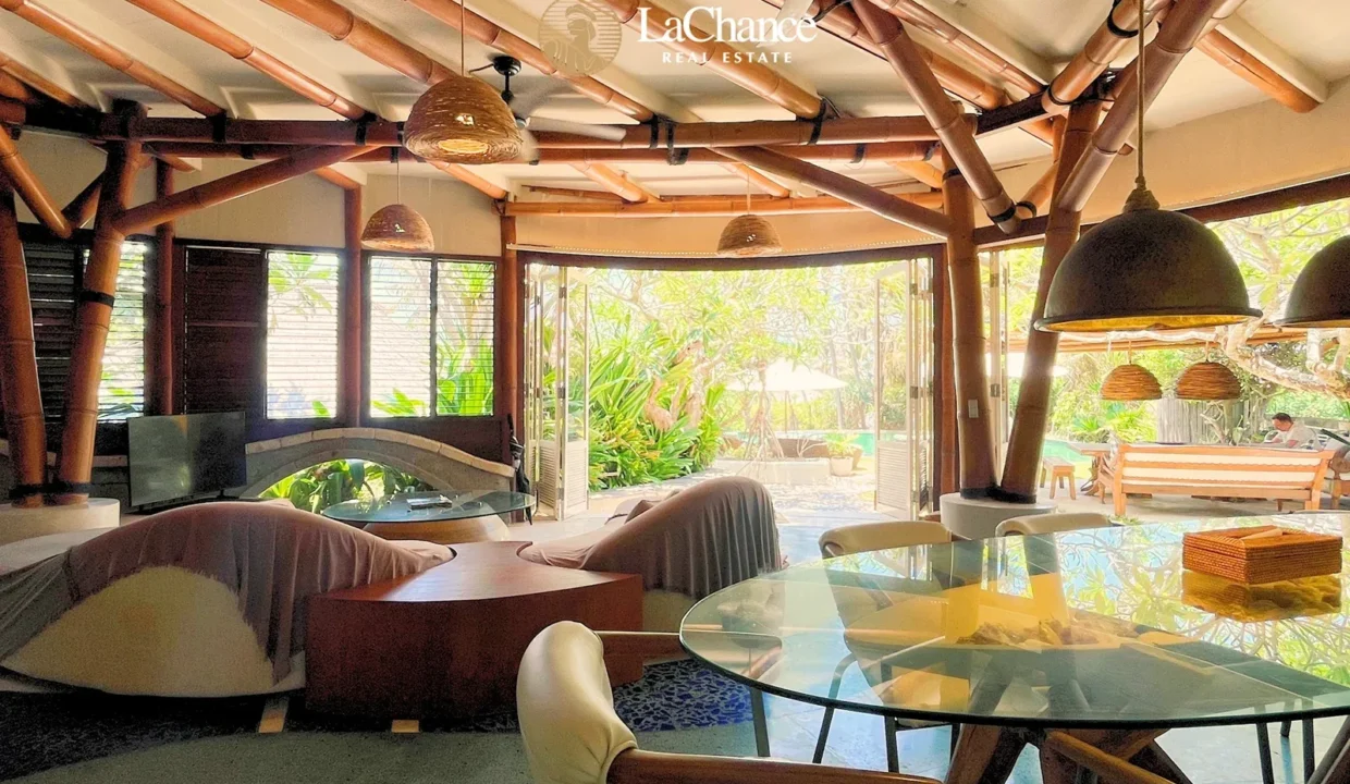 Beachfront 4 bedroom villa in Seseh19