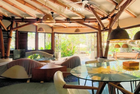 Beachfront 4 bedroom villa in Seseh19