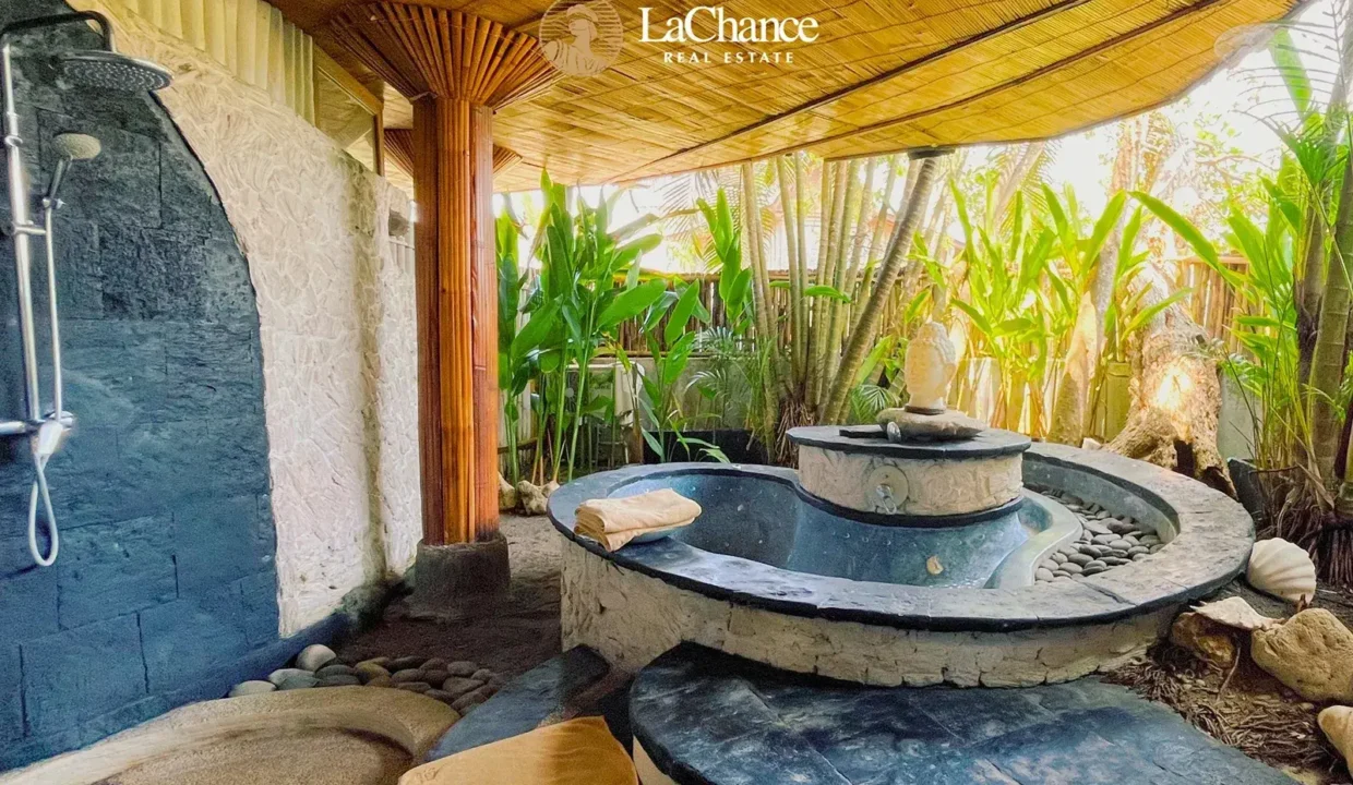 Beachfront 4 bedroom villa in Seseh20