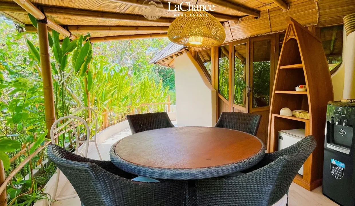 Beachfront 4 bedroom villa in Seseh22