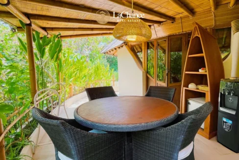 Beachfront 4 bedroom villa in Seseh22