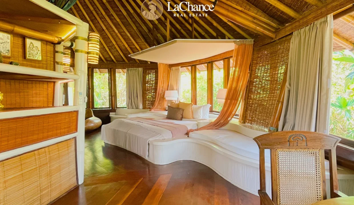 Beachfront 4 bedroom villa in Seseh23