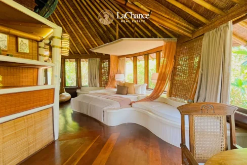 Beachfront 4 bedroom villa in Seseh23