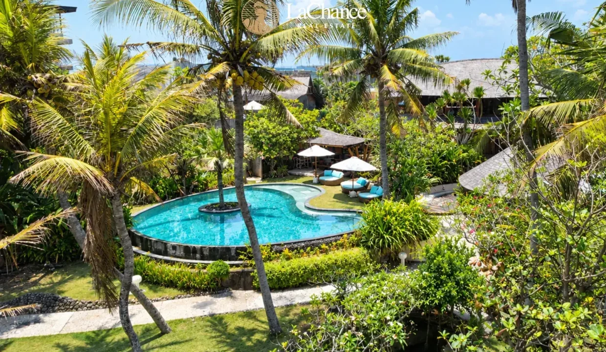 Beachfront 4 bedroom villa in Seseh24