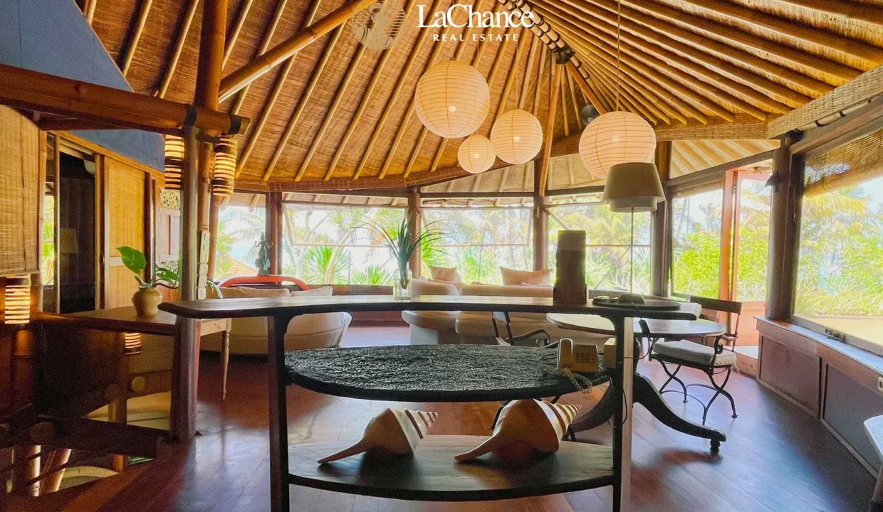Beachfront 4 bedroom villa in Seseh25