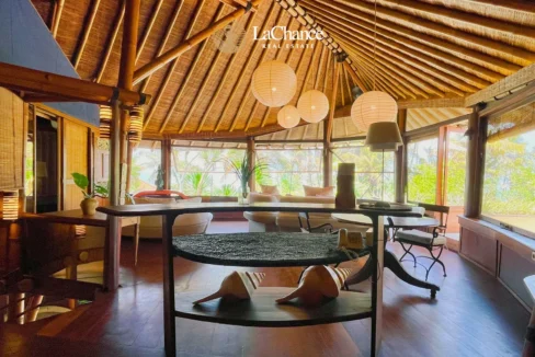 Beachfront 4 bedroom villa in Seseh25