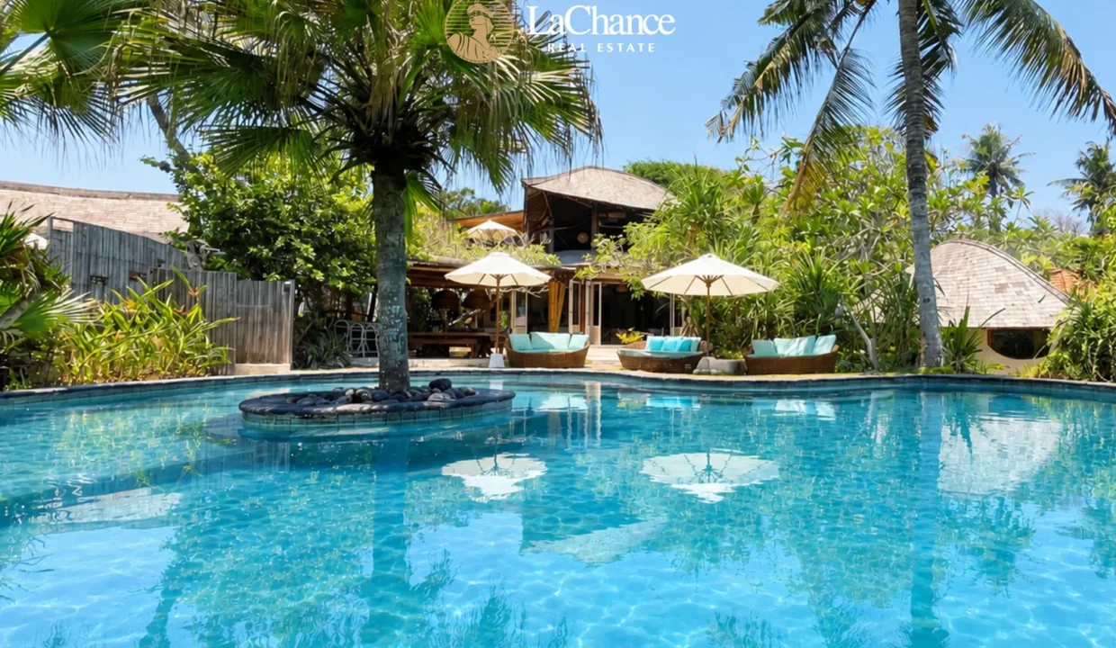 Beachfront 4 bedroom villa in Seseh26