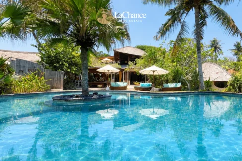 Beachfront 4 bedroom villa in Seseh26