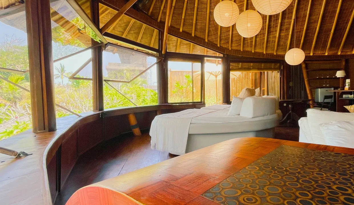 Beachfront 4 bedroom villa in Seseh28