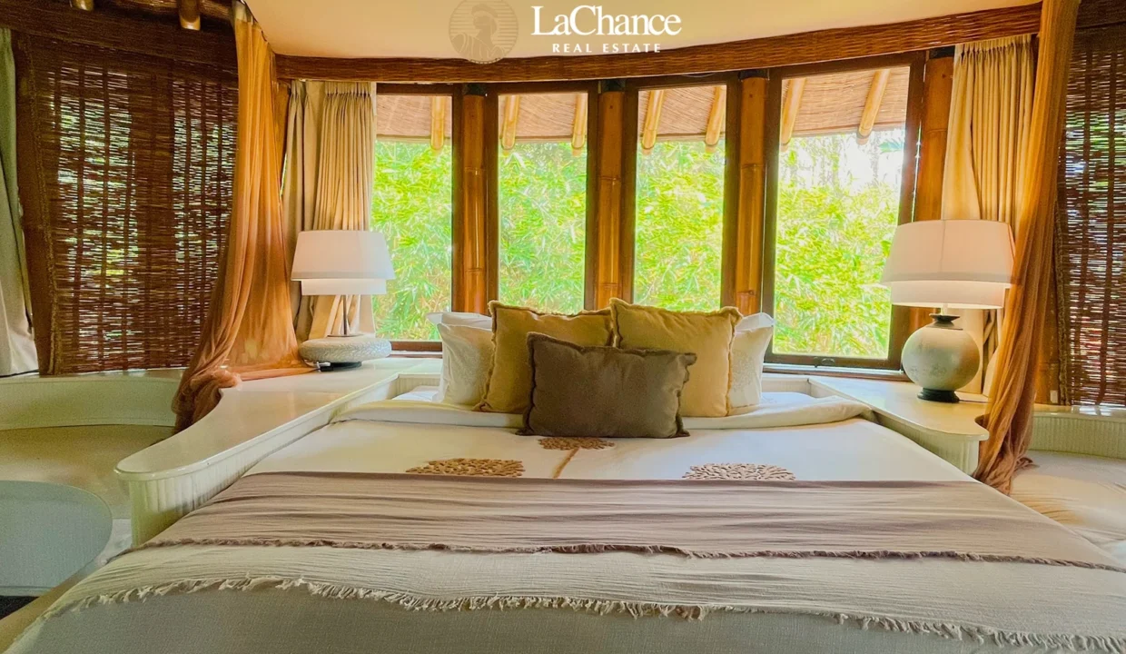Beachfront 4 bedroom villa in Seseh29