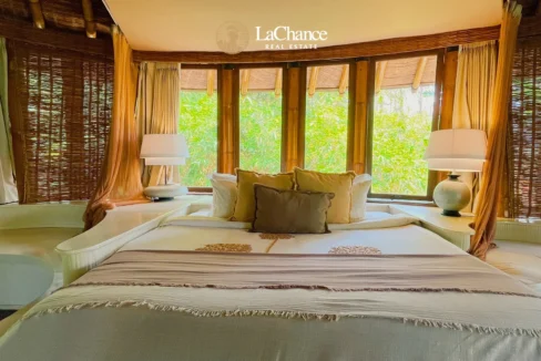 Beachfront 4 bedroom villa in Seseh29